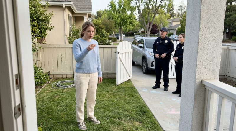 Encontré la pulsera de mi hija en un mercado de pulgas — A la mañana siguiente, la policía estaba en mi patio diciendo: “Necesitamos hablar”