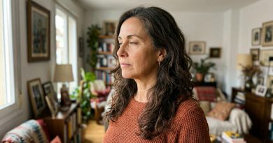 Mi hija vino de visita por primera vez en seis meses. Entró, me miró y dijo: “Mamá, estás completamente apagada aquí  sola. ¿Y si te fueras a una residencia de mayores? Al menos allí tendrías compañía”. Yo me quedé de pie en mi apartamento y  la miré a ella  ya adulta, extraña. Y después le dijeuna sola frase, tras la cual hizo sus cosas y se fue.