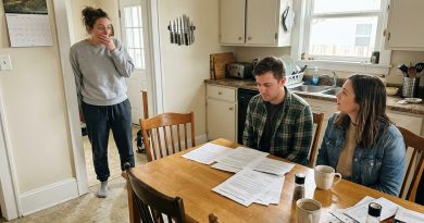 Llegué a casa temprano. Había extraños en mi mesa de la cocina — y el nombre de mi vecino en un contrato de arrendamiento falsificado.
