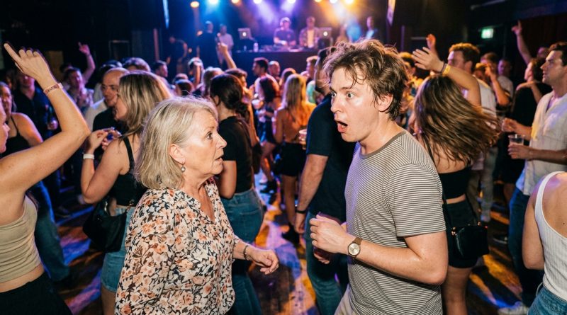 Pasé diecisiete años lamentando la pérdida de mis padres. Luego me encontré con mi madre en una pista de baile.