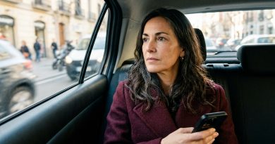 Mi hijo me explicó que lo mejor era poner la casa de campo a su nombre — «solo por los impuestos, mamá, no te preocupes» — acepté ir con él al notario, pero de camino tomé una decisión que él no esperaba.