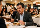 En una cena corporativa, mi suegro se levantó con una copa y dijo que su hija podría haber encontrado un marido mejor; en la mesa se rieron. Yo esperé a que se sentara, dejé el tenedor y pronuncié una sola frase, después de la cual no me miró a los ojos en toda la noche.