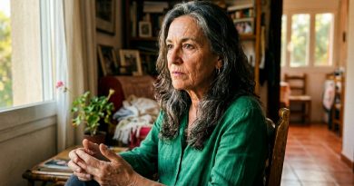 Mi hija no vino a mi setenta cumpleaños; la esperé hasta la medianoche; y después llegó un mensaje de voz: «mamá, perdón, se me complicó todo»; lo escuché hasta el final, apagué el teléfono y por la mañana llamé al notario.   