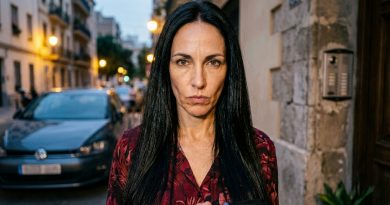 Mi hermano me pidió dinero “solo por tres meses, te lo juro” — pasó un año, su teléfono seguía en silencio — y entonces vi su coche nuevo aparcado frente a nuestra casa y le escribí un mensaje de tres palabras que lo decidirían todo.