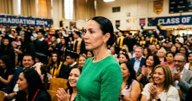En la graduación de mi hija, su padre llegó con su nueva esposa y se sentó en la primera fila. Guardé silencio durante ocho años por el bien de mi hija, pero cuando se levantó para dar un discurso sobre «nuestra familia», mi mundo se derrumbó.