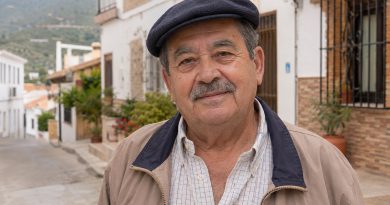 Mi padrastro me llamó una carga durante toda mi infancia y me recordaba constantemente los únicos zapatos que me compró, pero tras la muerte de mi madre volvió a nuestra puerta con unas palabras que me helaron el corazón…