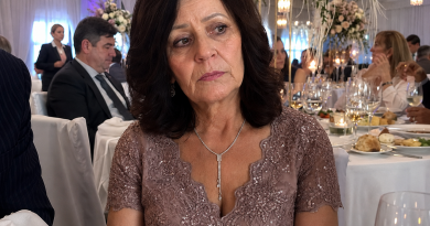 En la boda de mi hijo, mi nuera me pidió amablemente que me cambiara a una mesa más alejada, explicándome que así estaría más cómoda. Me cambié de mesa en silencio y pasé toda la noche intentando que no se me notara el dolor