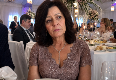 En la boda de mi hijo, mi nuera me pidió amablemente que me cambiara a una mesa más alejada, explicándome que así estaría más cómoda. Me cambié de mesa en silencio y pasé toda la noche intentando que no se me notara el dolor