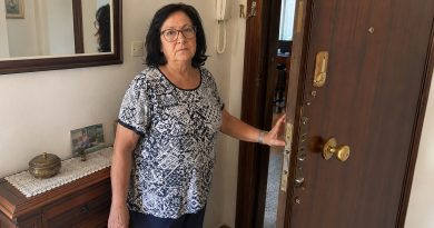 Tengo 68 años. Cada mes le daba a mi hijo la mitad de mi pensión, pensando que ayudaba a su familia. Y entonces oí decir a mi nuera: «Aguanta, que el piso de todas formas va a ser nuestro…» Me quedé paralizada detrás de la puerta, con la bolsa de la compra en la mano. Y lo que hice una hora después les hizo pedirme perdón esa misma noche…