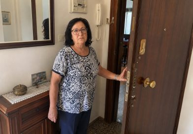 Tengo 68 años. Cada mes le daba a mi hijo la mitad de mi pensión, pensando que ayudaba a su familia. Y entonces oí decir a mi nuera: «Aguanta, que el piso de todas formas va a ser nuestro…» Me quedé paralizada detrás de la puerta, con la bolsa de la compra en la mano. Y lo que hice una hora después les hizo pedirme perdón esa misma noche…
