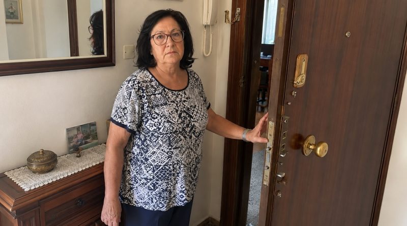 Tengo 68 años. Cada mes le daba a mi hijo la mitad de mi pensión, pensando que ayudaba a su familia. Y entonces oí decir a mi nuera: «Aguanta, que el piso de todas formas va a ser nuestro…» Me quedé paralizada detrás de la puerta, con la bolsa de la compra en la mano. Y lo que hice una hora después les hizo pedirme perdón esa misma noche…