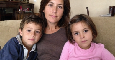 Después del divorcio, mi exmarido me arrebató a mis hijos en secreto y me despojó de mi maternidad. Luché durante muchos años para recuperar el derecho a verlos. Y hoy, por fin, han cumplido 18 años. Me desperté antes del amanecer, horneé su pastel favorito e hice aquello con lo que había soñado todos estos años…