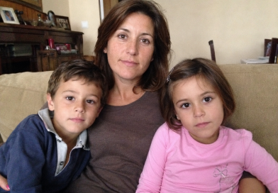 Después del divorcio, mi exmarido me arrebató a mis hijos en secreto y me despojó de mi maternidad. Luché durante muchos años para recuperar el derecho a verlos. Y hoy, por fin, han cumplido 18 años. Me desperté antes del amanecer, horneé su pastel favorito e hice aquello con lo que había soñado todos estos años…