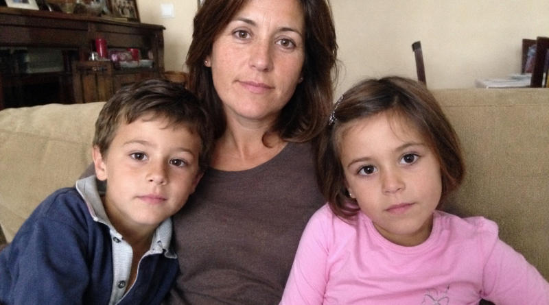 Después del divorcio, mi exmarido me arrebató a mis hijos en secreto y me despojó de mi maternidad. Luché durante muchos años para recuperar el derecho a verlos. Y hoy, por fin, han cumplido 18 años. Me desperté antes del amanecer, horneé su pastel favorito e hice aquello con lo que había soñado todos estos años…