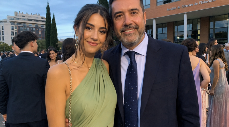 A la fiesta de graduación, mi hija no llegó con un compañero de clase, sino con un hombre de cuarenta y cinco años