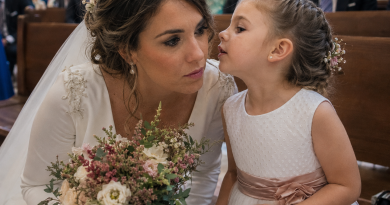 Justo delante del altar, mi hija de cinco años me tiró bruscamente del vestido y me dijo que acababa de ver a mi novio besando a otra mujer
