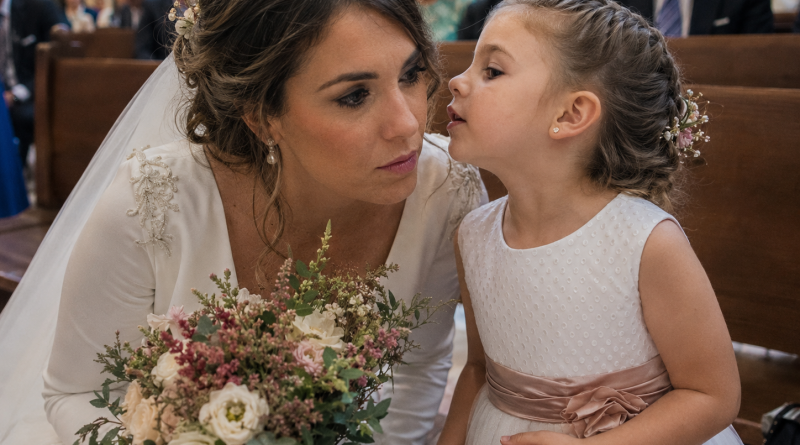 Justo delante del altar, mi hija de cinco años me tiró bruscamente del vestido y me dijo que acababa de ver a mi novio besando a otra mujer