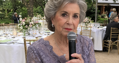 En la boda de mi hija, mi exsuegra se levantó y dijo que yo nunca había sido una madre digna