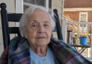 Durante 5 años, cada fin de semana le llevaba la compra a mi vecina de 85 años. Después de su funeral, el notario me entregó una carpeta, y cuando vi la primera página, me temblaron las manos…
