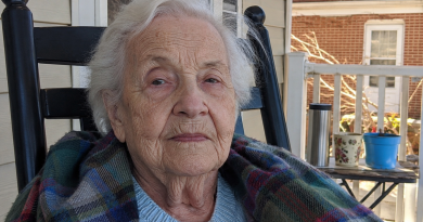 Durante 5 años, cada fin de semana le llevaba la compra a mi vecina de 85 años. Después de su funeral, el notario me entregó una carpeta, y cuando vi la primera página, me temblaron las manos…