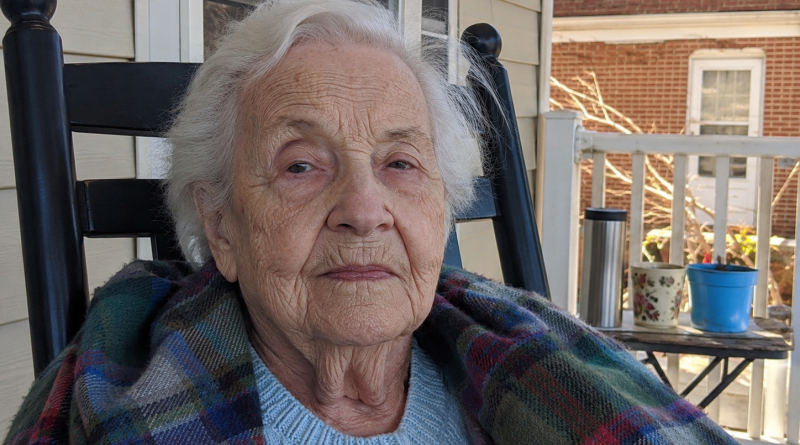 Durante 5 años, cada fin de semana le llevaba la compra a mi vecina de 85 años. Después de su funeral, el notario me entregó una carpeta, y cuando vi la primera página, me temblaron las manos…