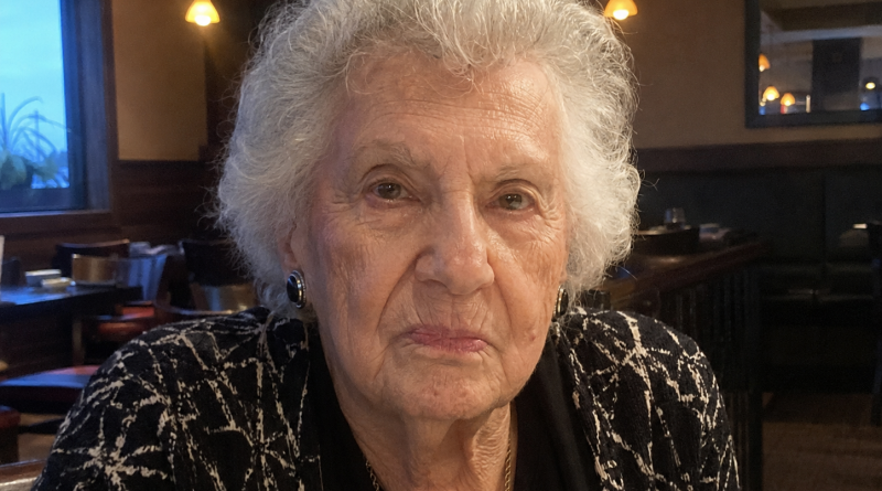 Para el 18.º cumpleaños de mi nieta, le regalé unos pendientes de diamantes que yo misma había llevado de joven. Abrió la cajita, se quedó mirándolos un buen rato, luego levantó la vista y dijo una frase tras la cual todos en la mesa se quedaron en silencio…