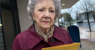 Ayudé a una adorable anciana en la oficina de correos a enviar una carta importante, y una semana después yo misma recibí aquel sobre amarillo…