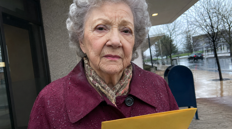 Ayudé a una adorable anciana en la oficina de correos a enviar una carta importante, y una semana después yo misma recibí aquel sobre amarillo…